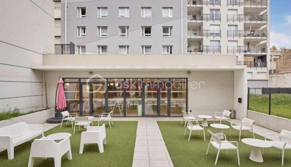 SPECIAL INVEST ! 
Situé au cœur d’un quartier marseillais en devenir, l’Appart’hôtel Odalys Le Dôme en entrée de la cité phocéenne permet de rejoindre facilement les lieux de vie dynamique et le réseau autoroutier.

Sous contrat de bail commerciale avec la société ODALYS. Ce bien de plus de 23,2m2 garantira à son propriétaire un loyer de 4.394€ HT par an, soit une rentabilité brute garantie de 7%. Vous souhaitez vous construire un patrimoine sécurisé et/ou créer un complément de revenu retraite garanti, alors ce bien est parfait pour vous. Statut LMNP avec amortissement possible. Photos d'un bien type. A NE PAS LAISSER PASSER !!!
Taxe foncière : 250€
Charges de copropriété par an : 400€