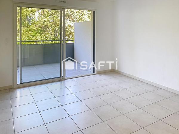 Appartement récent type 2, terrasse, ascenseur, place de parking