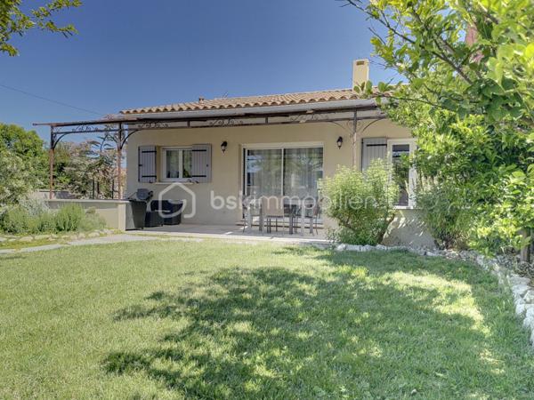 Venez découvrir cette coquette maison datant de 2014, située sur la commune de Vedène.
Ce bien bénéficie d’une construction de qualité et d’une excellente performance énergétique.
Idéalement située à proximité de toutes les commodités, cette villa nichée dans un petit lotissement agréable vous propose une belle pièce à vivre avec cuisine ouverte d’environ 46 m², une buanderie, deux chambres d’environ 12 m², ainsi qu’une suite parentale avec salle d’eau et dressing d’environ 18 m². Vous trouverez également une salle de bains avec WC ainsi qu’un WC indépendant.
Côté extérieur, ce bien offre un joli jardin parfaitement entretenu, bénéficiant d’un forage, ainsi qu’un atelier spacieux.
Un bien rare sur le secteur.