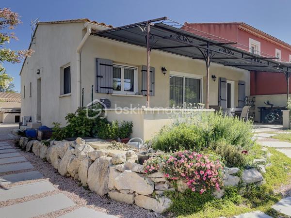 Venez découvrir cette coquette maison datant de 2014, située sur la commune de Vedène.
Ce bien bénéficie d’une construction de qualité et d’une excellente performance énergétique.
Idéalement située à proximité de toutes les commodités, cette villa nichée dans un petit lotissement agréable vous propose une belle pièce à vivre avec cuisine ouverte d’environ 46 m², une buanderie, deux chambres d’environ 12 m², ainsi qu’une suite parentale avec salle d’eau et dressing d’environ 18 m². Vous trouverez également une salle de bains avec WC ainsi qu’un WC indépendant.
Côté extérieur, ce bien offre un joli jardin parfaitement entretenu, bénéficiant d’un forage, ainsi qu’un atelier spacieux.
Un bien rare sur le secteur.