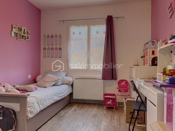Venez découvrir cette coquette maison datant de 2014, située sur la commune de Vedène.
Ce bien bénéficie d’une construction de qualité et d’une excellente performance énergétique.
Idéalement située à proximité de toutes les commodités, cette villa nichée dans un petit lotissement agréable vous propose une belle pièce à vivre avec cuisine ouverte d’environ 46 m², une buanderie, deux chambres d’environ 12 m², ainsi qu’une suite parentale avec salle d’eau et dressing d’environ 18 m². Vous trouverez également une salle de bains avec WC ainsi qu’un WC indépendant.
Côté extérieur, ce bien offre un joli jardin parfaitement entretenu, bénéficiant d’un forage, ainsi qu’un atelier spacieux.
Un bien rare sur le secteur.