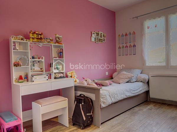 Venez découvrir cette coquette maison datant de 2014, située sur la commune de Vedène.
Ce bien bénéficie d’une construction de qualité et d’une excellente performance énergétique.
Idéalement située à proximité de toutes les commodités, cette villa nichée dans un petit lotissement agréable vous propose une belle pièce à vivre avec cuisine ouverte d’environ 46 m², une buanderie, deux chambres d’environ 12 m², ainsi qu’une suite parentale avec salle d’eau et dressing d’environ 18 m². Vous trouverez également une salle de bains avec WC ainsi qu’un WC indépendant.
Côté extérieur, ce bien offre un joli jardin parfaitement entretenu, bénéficiant d’un forage, ainsi qu’un atelier spacieux.
Un bien rare sur le secteur.
