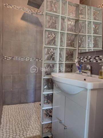 Venez découvrir cette coquette maison datant de 2014, située sur la commune de Vedène.
Ce bien bénéficie d’une construction de qualité et d’une excellente performance énergétique.
Idéalement située à proximité de toutes les commodités, cette villa nichée dans un petit lotissement agréable vous propose une belle pièce à vivre avec cuisine ouverte d’environ 46 m², une buanderie, deux chambres d’environ 12 m², ainsi qu’une suite parentale avec salle d’eau et dressing d’environ 18 m². Vous trouverez également une salle de bains avec WC ainsi qu’un WC indépendant.
Côté extérieur, ce bien offre un joli jardin parfaitement entretenu, bénéficiant d’un forage, ainsi qu’un atelier spacieux.
Un bien rare sur le secteur.
