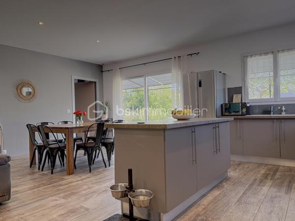 Venez découvrir cette coquette maison datant de 2014, située sur la commune de Vedène.
Ce bien bénéficie d’une construction de qualité et d’une excellente performance énergétique.
Idéalement située à proximité de toutes les commodités, cette villa nichée dans un petit lotissement agréable vous propose une belle pièce à vivre avec cuisine ouverte d’environ 46 m², une buanderie, deux chambres d’environ 12 m², ainsi qu’une suite parentale avec salle d’eau et dressing d’environ 18 m². Vous trouverez également une salle de bains avec WC ainsi qu’un WC indépendant.
Côté extérieur, ce bien offre un joli jardin parfaitement entretenu, bénéficiant d’un forage, ainsi qu’un atelier spacieux.
Un bien rare sur le secteur.