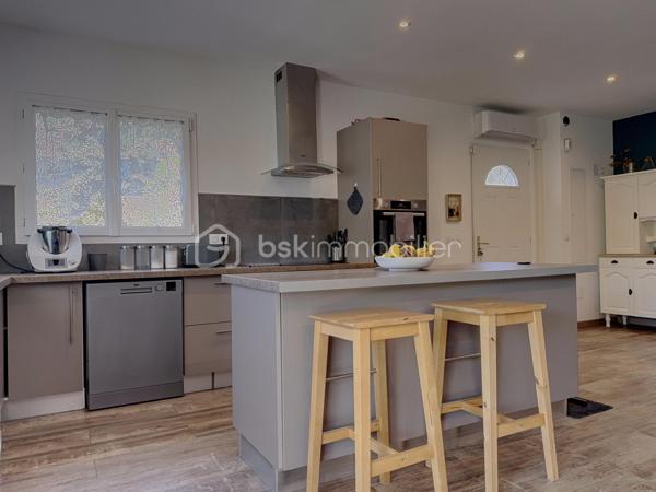 Venez découvrir cette coquette maison datant de 2014, située sur la commune de Vedène.
Ce bien bénéficie d’une construction de qualité et d’une excellente performance énergétique.
Idéalement située à proximité de toutes les commodités, cette villa nichée dans un petit lotissement agréable vous propose une belle pièce à vivre avec cuisine ouverte d’environ 46 m², une buanderie, deux chambres d’environ 12 m², ainsi qu’une suite parentale avec salle d’eau et dressing d’environ 18 m². Vous trouverez également une salle de bains avec WC ainsi qu’un WC indépendant.
Côté extérieur, ce bien offre un joli jardin parfaitement entretenu, bénéficiant d’un forage, ainsi qu’un atelier spacieux.
Un bien rare sur le secteur.
