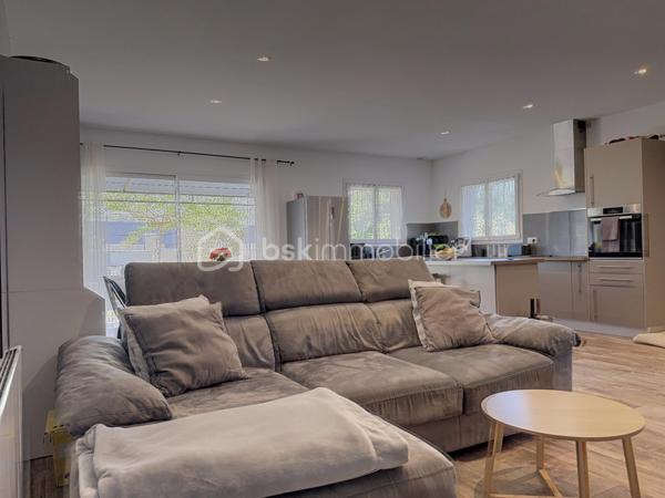 Venez découvrir cette coquette maison datant de 2014, située sur la commune de Vedène.
Ce bien bénéficie d’une construction de qualité et d’une excellente performance énergétique.
Idéalement située à proximité de toutes les commodités, cette villa nichée dans un petit lotissement agréable vous propose une belle pièce à vivre avec cuisine ouverte d’environ 46 m², une buanderie, deux chambres d’environ 12 m², ainsi qu’une suite parentale avec salle d’eau et dressing d’environ 18 m². Vous trouverez également une salle de bains avec WC ainsi qu’un WC indépendant.
Côté extérieur, ce bien offre un joli jardin parfaitement entretenu, bénéficiant d’un forage, ainsi qu’un atelier spacieux.
Un bien rare sur le secteur.