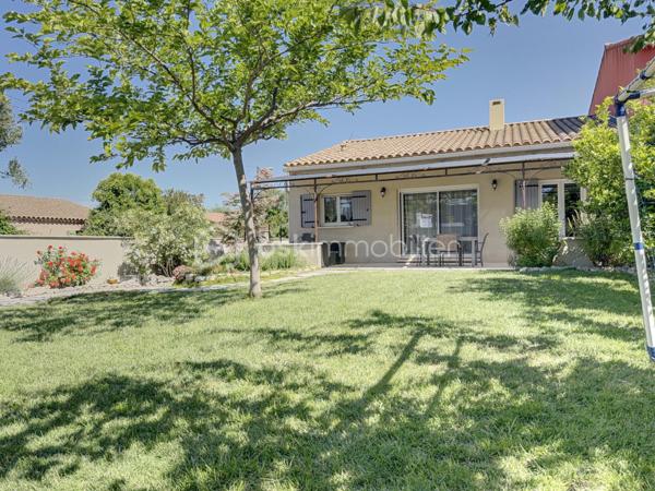 Venez découvrir cette coquette maison datant de 2014, située sur la commune de Vedène.
Ce bien bénéficie d’une construction de qualité et d’une excellente performance énergétique.
Idéalement située à proximité de toutes les commodités, cette villa nichée dans un petit lotissement agréable vous propose une belle pièce à vivre avec cuisine ouverte d’environ 46 m², une buanderie, deux chambres d’environ 12 m², ainsi qu’une suite parentale avec salle d’eau et dressing d’environ 18 m². Vous trouverez également une salle de bains avec WC ainsi qu’un WC indépendant.
Côté extérieur, ce bien offre un joli jardin parfaitement entretenu, bénéficiant d’un forage, ainsi qu’un atelier spacieux.
Un bien rare sur le secteur.
