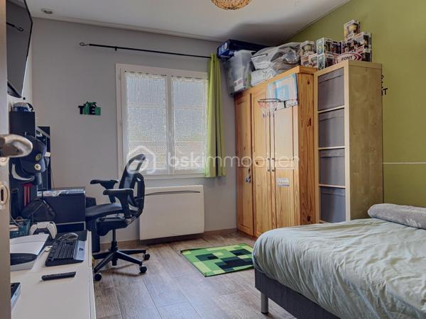 Venez découvrir cette coquette maison datant de 2014, située sur la commune de Vedène.
Ce bien bénéficie d’une construction de qualité et d’une excellente performance énergétique.
Idéalement située à proximité de toutes les commodités, cette villa nichée dans un petit lotissement agréable vous propose une belle pièce à vivre avec cuisine ouverte d’environ 46 m², une buanderie, deux chambres d’environ 12 m², ainsi qu’une suite parentale avec salle d’eau et dressing d’environ 18 m². Vous trouverez également une salle de bains avec WC ainsi qu’un WC indépendant.
Côté extérieur, ce bien offre un joli jardin parfaitement entretenu, bénéficiant d’un forage, ainsi qu’un atelier spacieux.
Un bien rare sur le secteur.