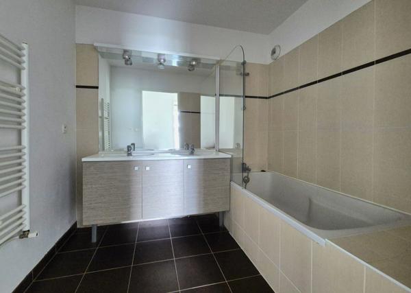 BORDEAUX BERGES DU LAC - IMMEUBLE 2011 - 3 CHAMBRES - TERRASSE 15 M² - EXPO SUD OUEST - DPE C - GRAND PARKING