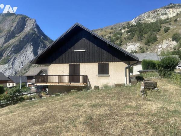 MAISON INDIVIDUELLE AVEC TERRAIN, GARAGE ET DEPENDANCES EN ANNEXE