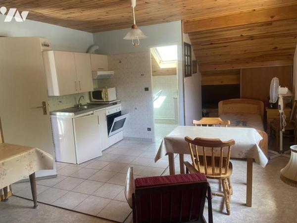 MAISON INDIVIDUELLE AVEC TERRAIN, GARAGE ET DEPENDANCES EN ANNEXE