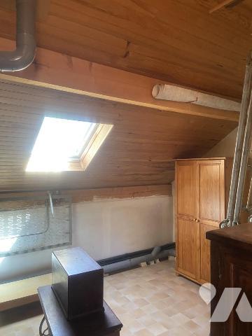 MAISON INDIVIDUELLE AVEC TERRAIN, GARAGE ET DEPENDANCES EN ANNEXE