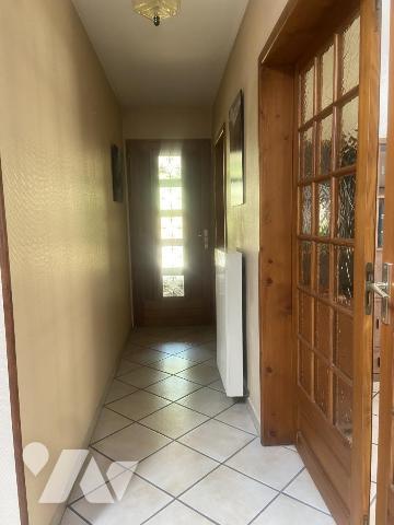 MAISON INDIVIDUELLE AVEC TERRAIN, GARAGE ET DEPENDANCES EN ANNEXE