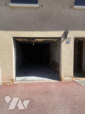 MAISON INDIVIDUELLE AVEC TERRAIN, GARAGE ET DEPENDANCES EN ANNEXE