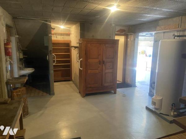 MAISON INDIVIDUELLE AVEC TERRAIN, GARAGE ET DEPENDANCES EN ANNEXE