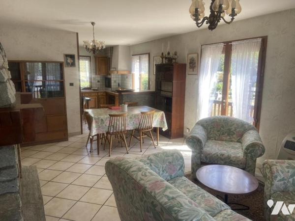 MAISON INDIVIDUELLE AVEC TERRAIN, GARAGE ET DEPENDANCES EN ANNEXE