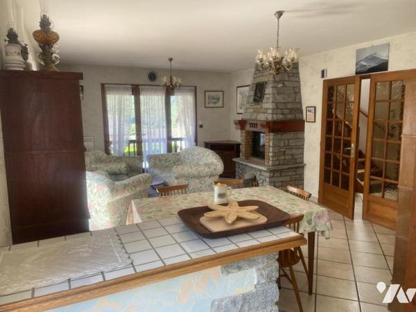 MAISON INDIVIDUELLE AVEC TERRAIN, GARAGE ET DEPENDANCES EN ANNEXE