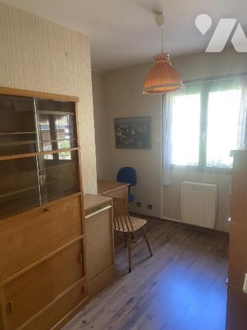 MAISON INDIVIDUELLE AVEC TERRAIN, GARAGE ET DEPENDANCES EN ANNEXE