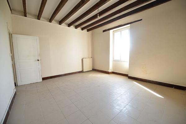 49130 LES PONTS DE CE APPARTEMENT T2 A RENOVER - JARDIN - COEUR DE VILLE