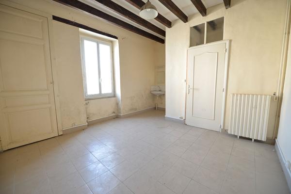 49130 LES PONTS DE CE APPARTEMENT T2 A RENOVER - JARDIN - COEUR DE VILLE