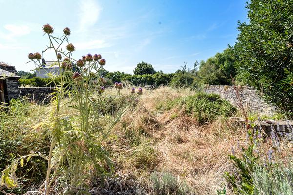 49130 LES PONTS DE CE APPARTEMENT T2 A RENOVER - JARDIN - COEUR DE VILLE