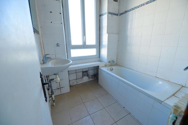 49130 LES PONTS DE CE APPARTEMENT T2 A RENOVER - JARDIN - COEUR DE VILLE