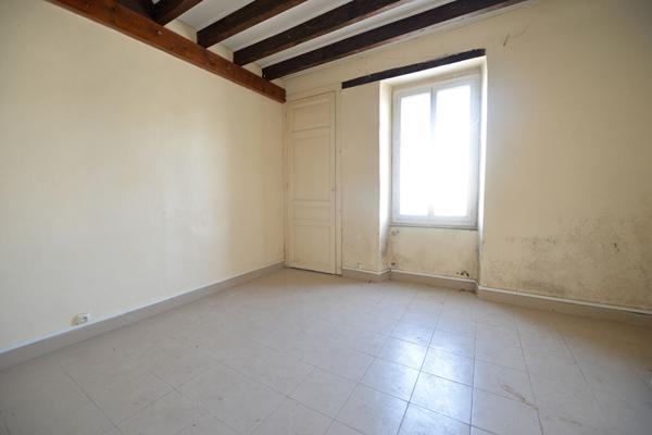 49130 LES PONTS DE CE APPARTEMENT T2 A RENOVER - JARDIN - COEUR DE VILLE