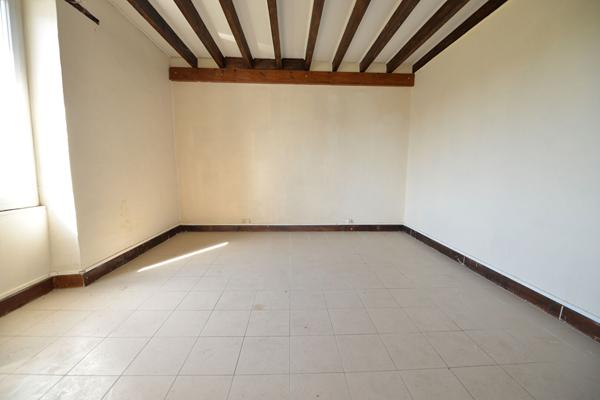 49130 LES PONTS DE CE APPARTEMENT T2 A RENOVER - JARDIN - COEUR DE VILLE