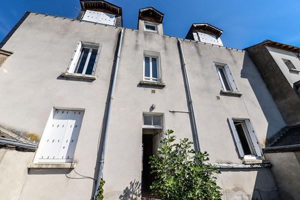 49130 LES PONTS DE CE APPARTEMENT T2 A RENOVER - JARDIN - COEUR DE VILLE