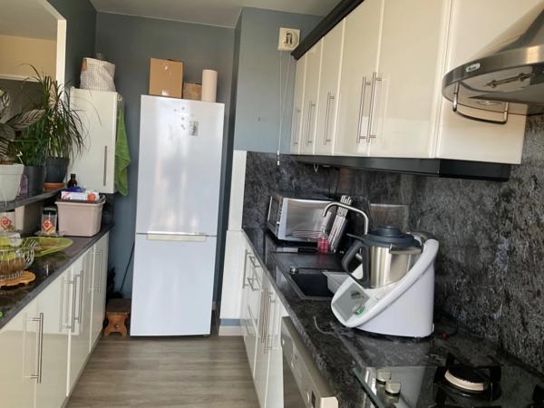 Appartement à vendre 4 pièces AIX EN PROVENCE (13) en étage élevé avec terrasse et grand garage