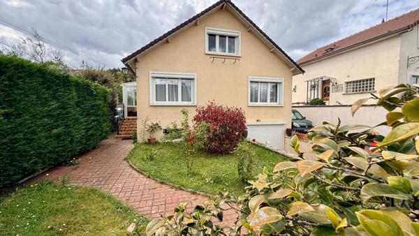 Maison avec confort de plain-pied, sous-sol, sur terrain de 1452 m2