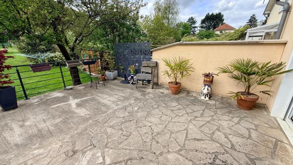 Maison avec confort de plain-pied, sous-sol, sur terrain de 1452 m2