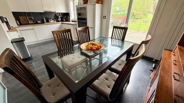 Maison avec confort de plain-pied, sous-sol, sur terrain de 1452 m2