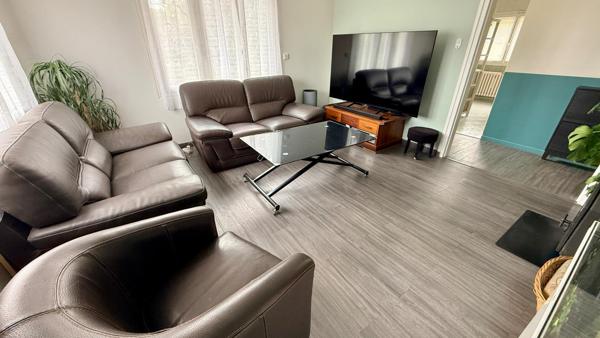 Maison avec confort de plain-pied, sous-sol, sur terrain de 1452 m2