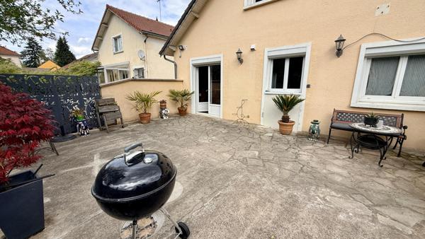 Maison avec confort de plain-pied, sous-sol, sur terrain de 1452 m2