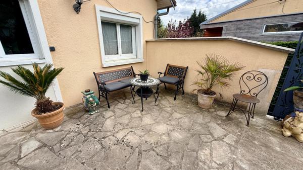 Maison avec confort de plain-pied, sous-sol, sur terrain de 1452 m2