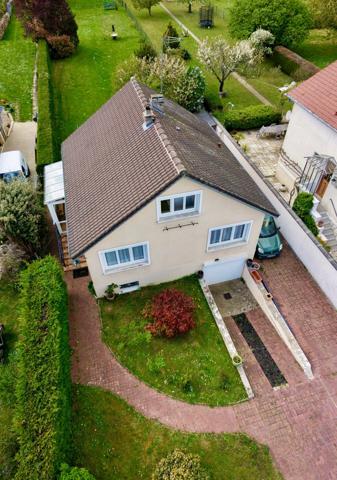 Maison avec confort de plain-pied, sous-sol, sur terrain de 1452 m2