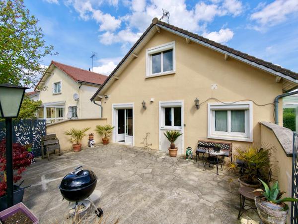 Maison avec confort de plain-pied, sous-sol, sur terrain de 1452 m2