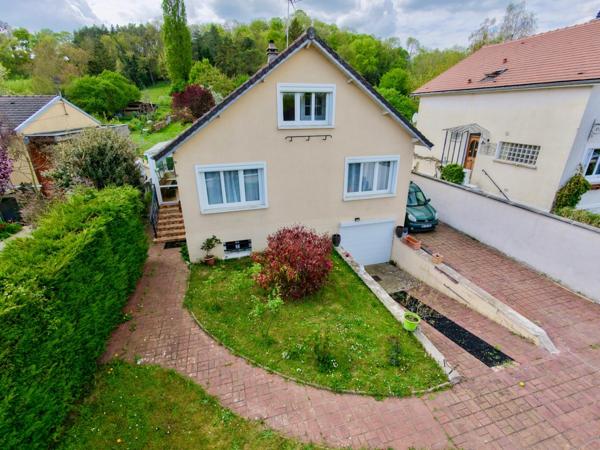 Maison avec confort de plain-pied, sous-sol, sur terrain de 1452 m2