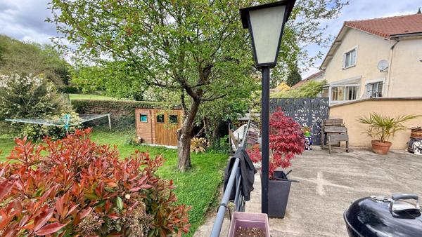 Maison avec confort de plain-pied, sous-sol, sur terrain de 1452 m2