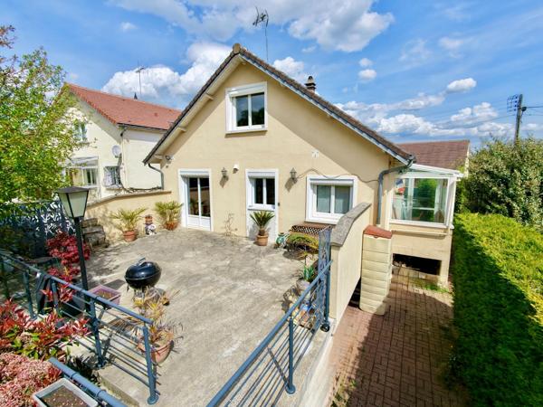 Maison avec confort de plain-pied, sous-sol, sur terrain de 1452 m2