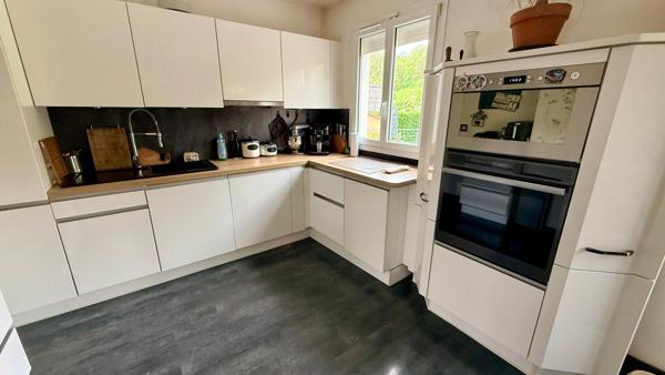 Maison avec confort de plain-pied, sous-sol, sur terrain de 1452 m2