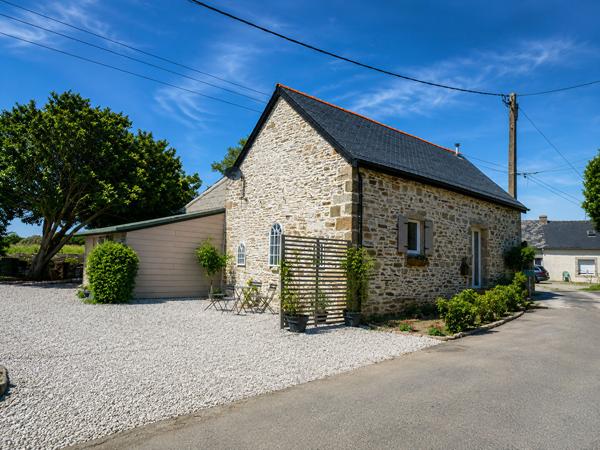 MORBIHAN. À proximité de Gourin : charmante maison individuelle en pierre de 3 chambres, entièrement meublée et récemment rénovée avec des matériaux de qualité