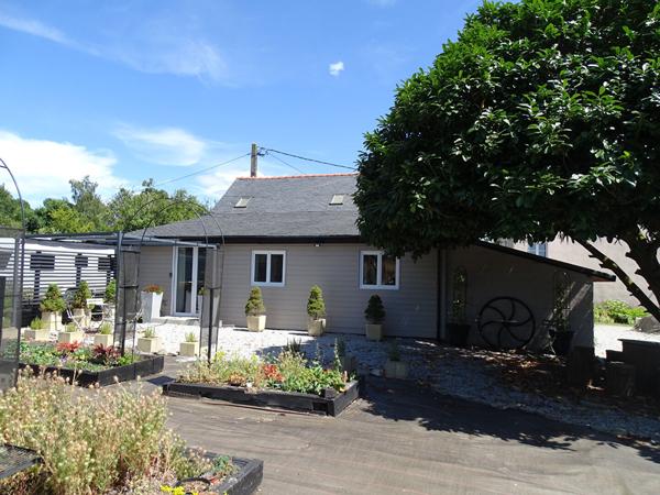 MORBIHAN. À proximité de Gourin : charmante maison individuelle en pierre de 3 chambres, entièrement meublée et récemment rénovée avec des matériaux de qualité