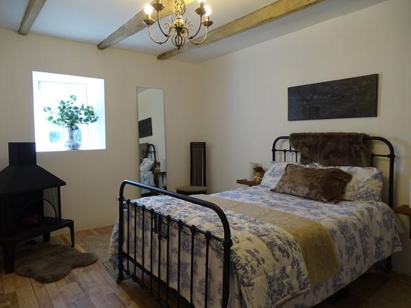 MORBIHAN. À proximité de Gourin : charmante maison individuelle en pierre de 3 chambres, entièrement meublée et récemment rénovée avec des matériaux de qualité