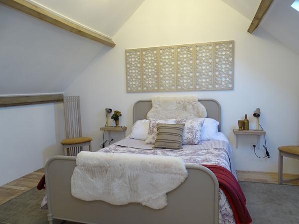 MORBIHAN. À proximité de Gourin : charmante maison individuelle en pierre de 3 chambres, entièrement meublée et récemment rénovée avec des matériaux de qualité