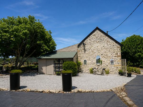 MORBIHAN. À proximité de Gourin : charmante maison individuelle en pierre de 3 chambres, entièrement meublée et récemment rénovée avec des matériaux de qualité