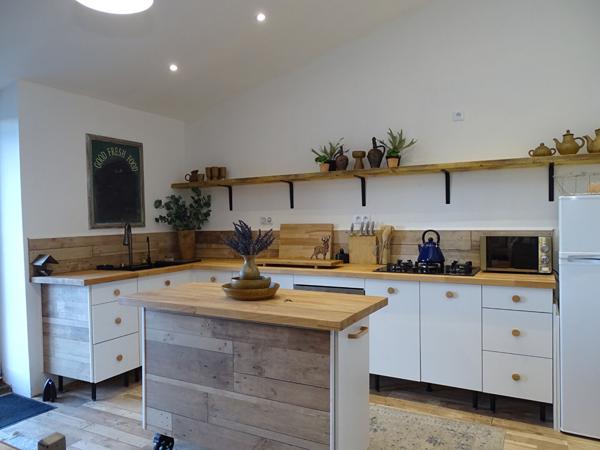 MORBIHAN. À proximité de Gourin : charmante maison individuelle en pierre de 3 chambres, entièrement meublée et récemment rénovée avec des matériaux de qualité
