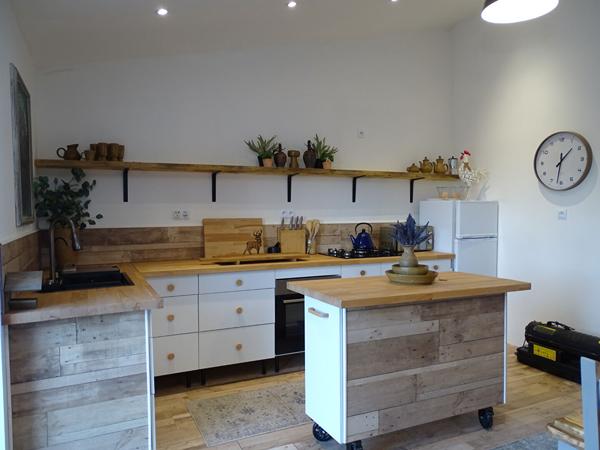 MORBIHAN. À proximité de Gourin : charmante maison individuelle en pierre de 3 chambres, entièrement meublée et récemment rénovée avec des matériaux de qualité