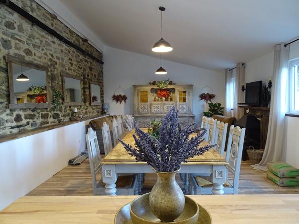 MORBIHAN. À proximité de Gourin : charmante maison individuelle en pierre de 3 chambres, entièrement meublée et récemment rénovée avec des matériaux de qualité